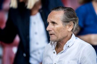 Dan Aranylabdas gyoztes emlekere szobrot kap a Vejle Stadion elott