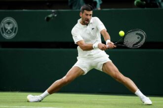 Djokovic egy szettet elveszt de nagyot kuzd hogy legyozze Wut es bejusson Wimbledon masodik korebe