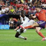 John McGinn berugja a gyoztes golt mikozben az ideges Skocia visszaveri a Haiti kesoi rohamat