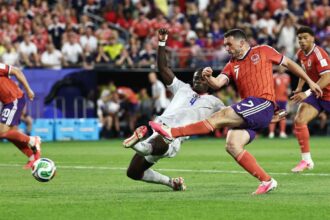 John McGinn berugja a gyoztes golt mikozben az ideges Skocia visszaveri a Haiti kesoi rohamat