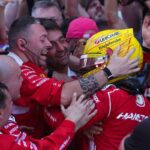Lewis Hamilton diadalmaskodik Barcelonaban ezzel megyszerzi elso gyozelemet a Ferrarinak