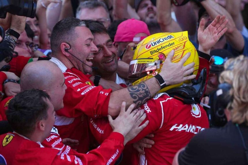 Lewis Hamilton diadalmaskodik Barcelonaban ezzel megyszerzi elso gyozelemet a Ferrarinak