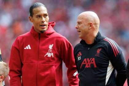 Meghokento volt Virgil van Dijk a Liverpool kapitanya reagal Arne Slot elbocsatasara