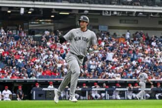 Yankees es Spencer Jones holdja az urlovedeket elso karrier hazai futasa sor an