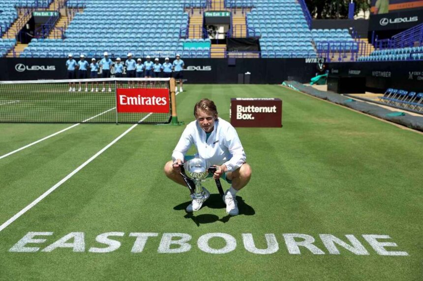Zizou Bergs kuzdelmes gyozelmet arat Ugo Humbert felett es megszerzi elso ATP gyozelmet Eastbourne ban