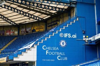 A Chelsea 10 millio font birsagot es felfuggesztett atigazolasi tilalmat kapott az FA tol ugynoki szabalyok megsertese miatt