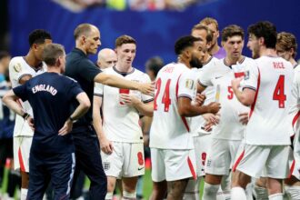 Az angol jatekosok allitolag megdobbentek Tuchel vedekezo visszavonulasan Argentina ellen