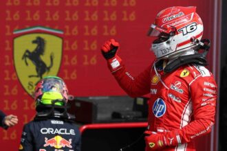 Brit Nagydij Leclerc gyozo a biztonsagi auto mogott
