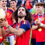 Cucurella keszen all egy jo mulatsagra hogy megunnepelje a vilagbajnoki cimet Spanyolorszagban