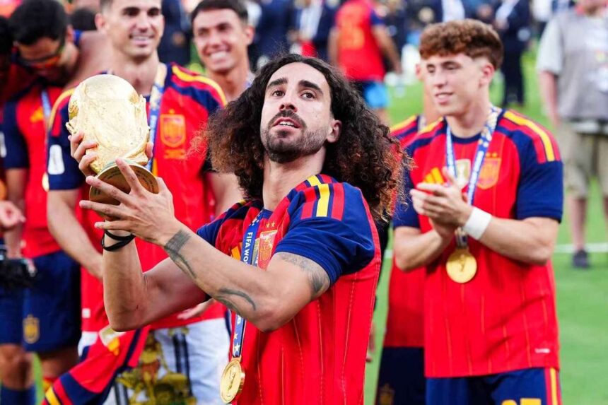Cucurella keszen all egy jo mulatsagra hogy megunnepelje a vilagbajnoki cimet Spanyolorszagban