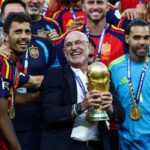 Emocionalis De la Fuente dicsri a spanyol csapatot a Vilagkupa gyozelem utan