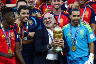 Emocionalis De la Fuente dicsri a spanyol csapatot a Vilagkupa gyozelem utan