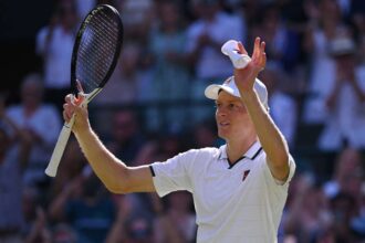 Jannik Sinner megtalalja a formajat es simn tovbbjut Jenson Brooksby ellen a Wimbledon negyedik fordulojaba