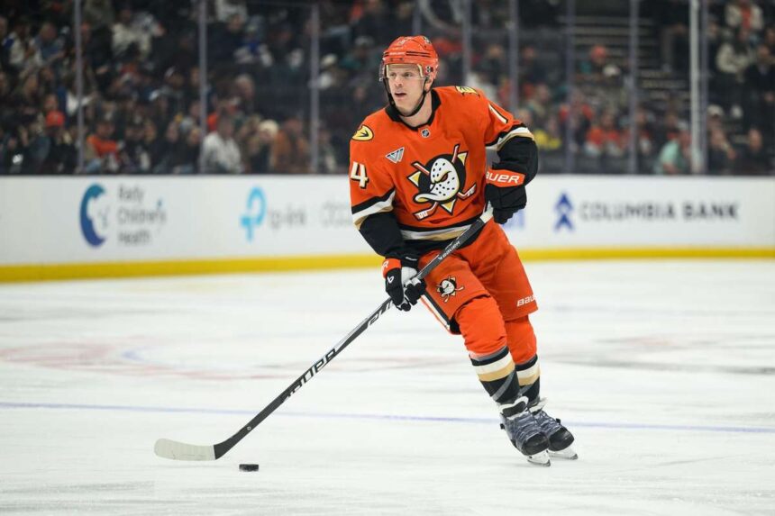 John Carlson 17 millio dollaros szerzodest irt ala a Tampa Bay Lightninggel