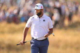 Jon Rahm figyelmeztetest kapott miutan utot hajitott a Brit Openen