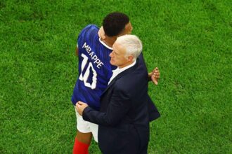 Mbappe tisztelegeteset fejez ki a tavozole Deschamps elott a szovetsegi kapitany utolso tanca elott a vilagbajnoksagon