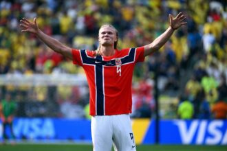 Norveg edzo Solbakken dicsri a kulonleges Haalandot mikozben kozeleg az angol vilagbajnoki merkozes
