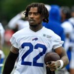 A Bills biztonsagi embere CJ Gardner Johnsont hordagyon vittek le a palyarol az edzes soran