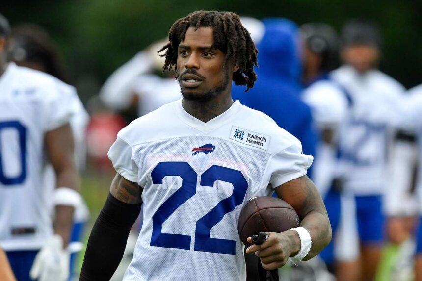 A Bills biztonsagi embere CJ Gardner Johnsont hordagyon vittek le a palyarol az edzes soran