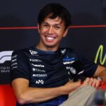 Alex Albon a Williams csapatanal folytatja a 2027 es szezont miutan alairta a szerzodesmodositast