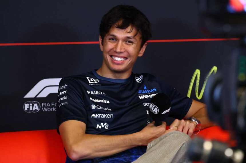 Alex Albon a Williams csapatanal folytatja a 2027 es szezont miutan alairta a szerzodesmodositast
