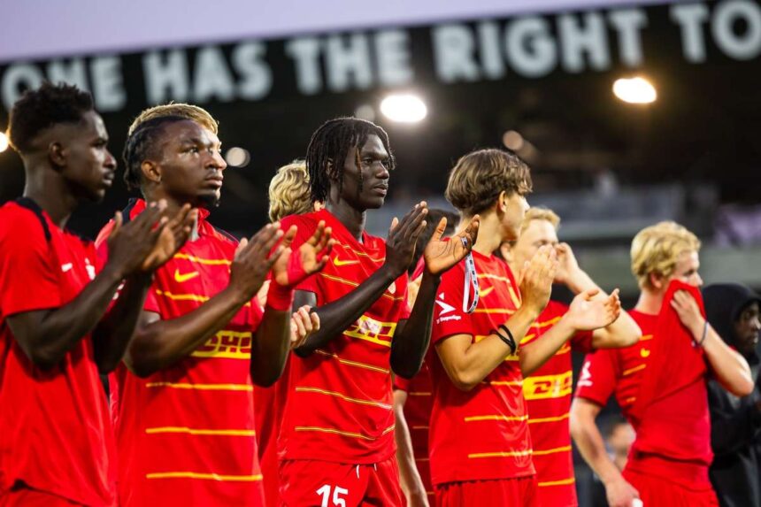 Az FC Nordsjaelland tovabbra is megrzi tuzforro gyozelmi sorozatat es csatlakozik a Brondbyhoz a tabella elen