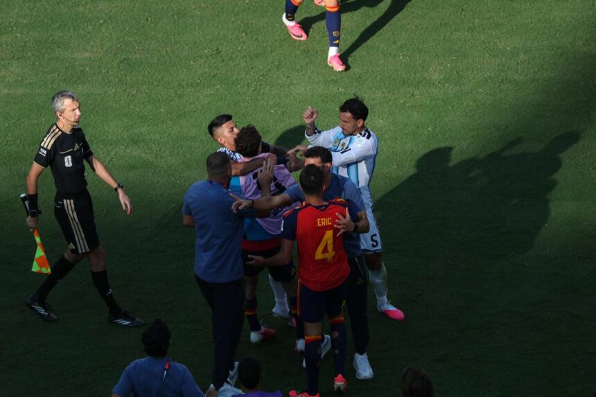 FIFA eltiltja Leandro Paredest a vilagbajnoki dontorol es jelentosebirsagot szab ki Argentinara