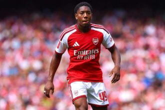 Myles Lewis Skelly allitolag ajanlva lett a Manchester Unitednek es a Chelsea nek mikozben az Arsenal tavozasa kuszon all