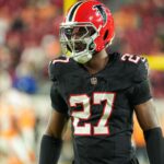 NFL A Falcons jatekosat James Pearce Jr t nyolc merkozesre eltiltottak csaladon beli eroszak vadjai miatt