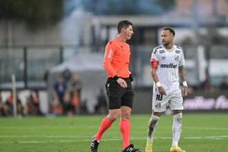 Neymar az elso jatekos akit a Serie A idohuzas ellenes szabalyanak probaja miatt kenyszeritenek ki a palyarol