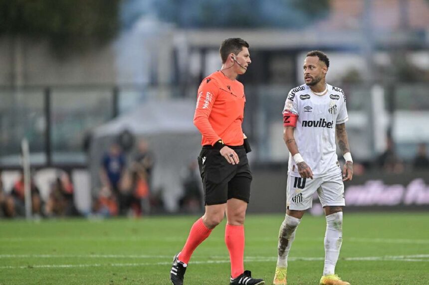 Neymar az elso jatekos akit a Serie A idohuzas ellenes szabalyanak probaja miatt kenyszeritenek ki a palyarol