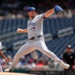 Toronto Blue Jays Troy Yesavage megoperaltatta a terden levo meniszkuszt