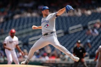 Toronto Blue Jays Troy Yesavage megoperaltatta a terden levo meniszkuszt