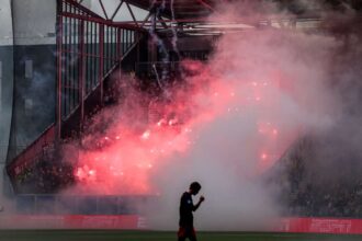 sokkot keltett amikor a feyenoord vendegszurkoloi tuzijateka ot embert megsebesitett