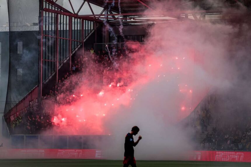 sokkot keltett amikor a feyenoord vendegszurkoloi tuzijateka ot embert megsebesitett